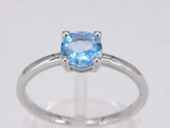 Bague en or blanc avec topaze