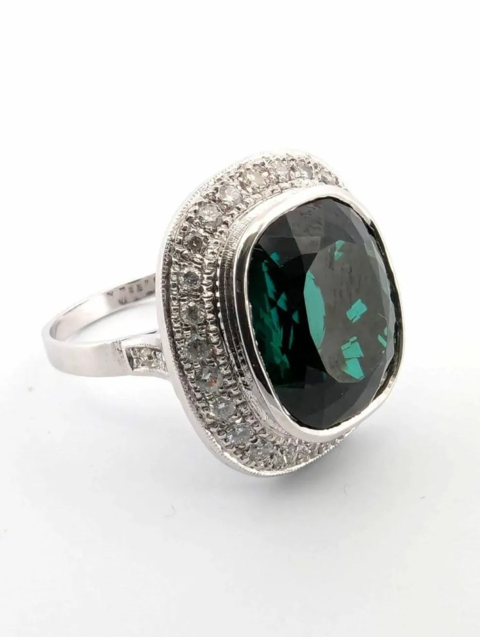 Bague en or blanc avec tourmaline verte et diamants