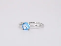 Bague en or blanc avec topaze