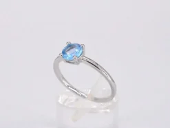 Bague en or blanc avec topaze