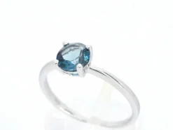 Bague en or blanc avec topaze