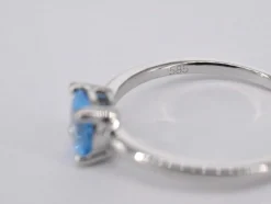 Bague en or blanc avec topaze