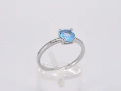 Bague en or blanc avec topaze