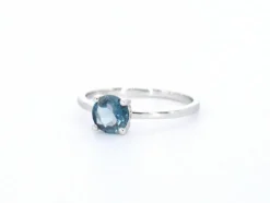 Bague en or blanc avec topaze