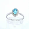 Bague en or blanc avec une topaze bleue et des diamants naturels