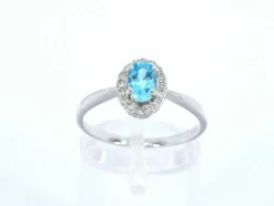 Bague en or blanc avec une topaze bleue et des diamants naturels