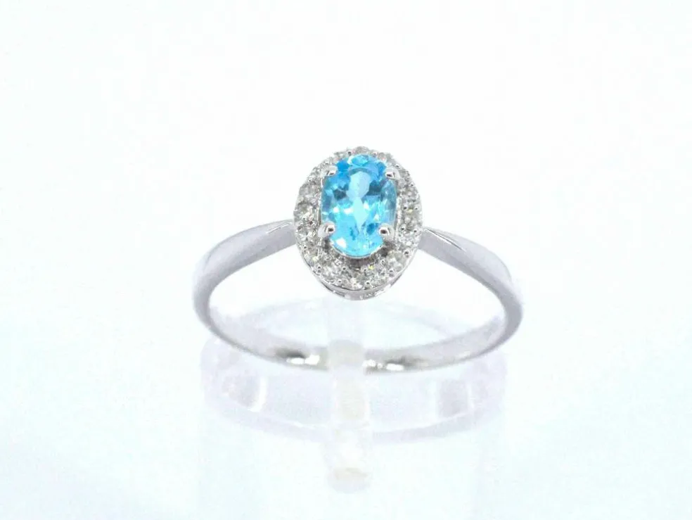 Bague en or blanc avec une topaze bleue et des diamants naturels