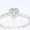 Bague en or blanc avec un diamant taille brillant en forme de coeur