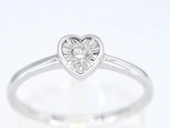 Bague en or blanc avec un diamant taille brillant en forme de coeur