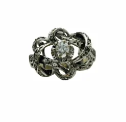 Bague en or blanc avec un diamant central et des diamants sertis pavé