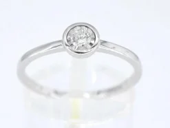 Bague en or blanc avec un diamant taille brillant