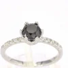 Bague en or blanc avec un diamant noir taille brillant et des diamants blancs