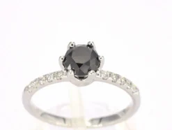Bague en or blanc avec un diamant noir taille brillant et des diamants blancs
