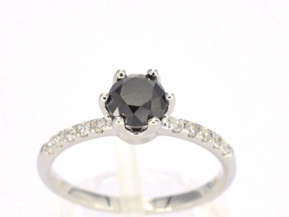 Bague en or blanc avec un diamant noir taille brillant et des diamants blancs