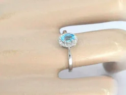 Bague en or blanc avec une topaze bleue et des diamants naturels