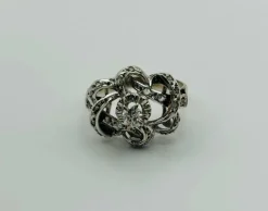 Bague en or blanc avec un diamant central et des diamants sertis pavé