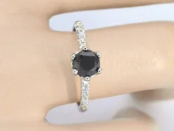 Bague en or blanc avec un diamant noir taille brillant et des diamants blancs