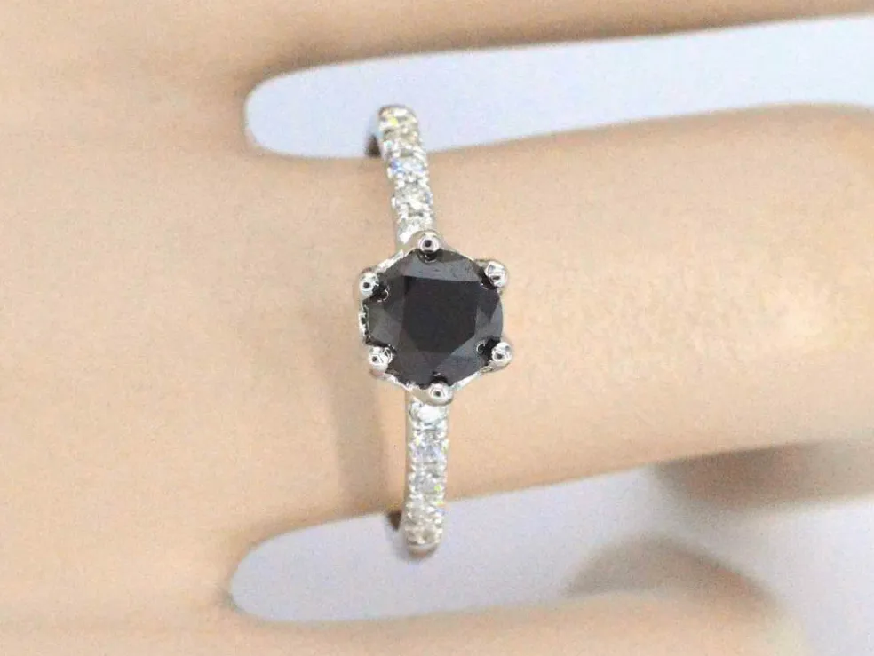 Bague en or blanc avec un diamant noir taille brillant et des diamants blancs