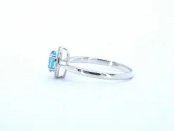 Bague en or blanc avec une topaze bleue et des diamants naturels
