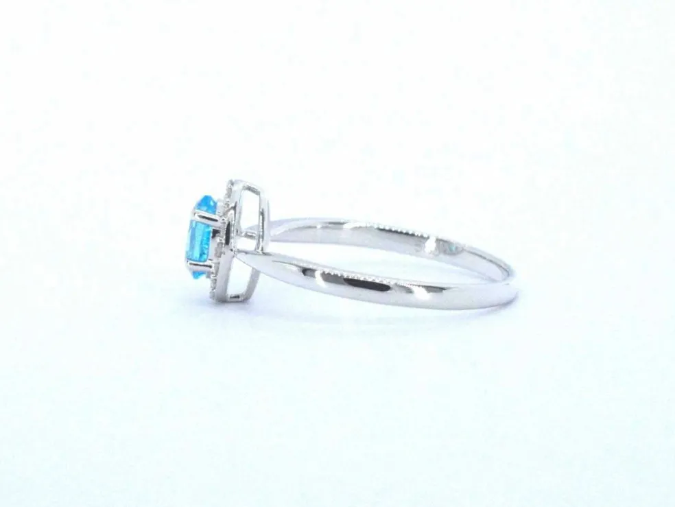 Bague en or blanc avec une topaze bleue et des diamants naturels