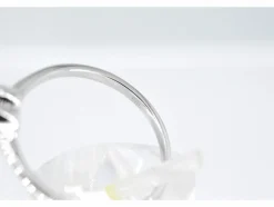Bague en or blanc avec un diamant taille brillant en forme de coeur