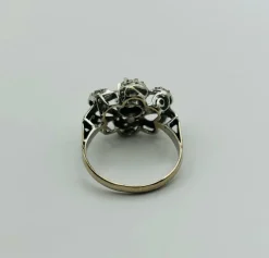 Bague en or blanc avec un diamant central et des diamants sertis pavé