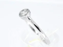 Bague en or blanc avec un diamant taille brillant