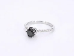 Bague en or blanc avec un diamant noir taille brillant et des diamants blancs