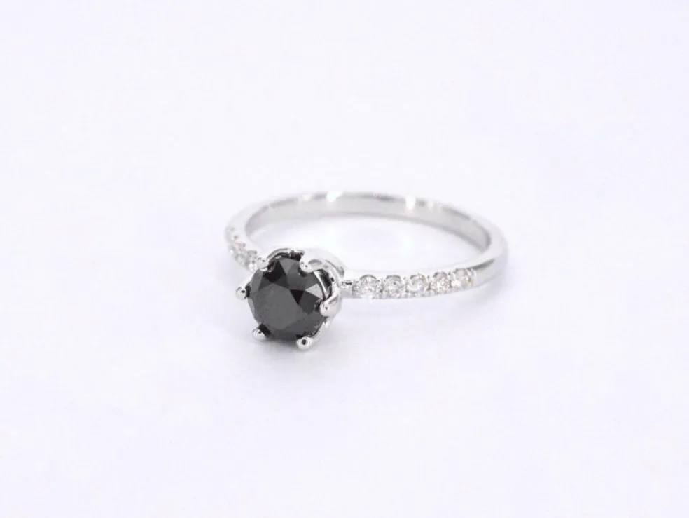 Bague en or blanc avec un diamant noir taille brillant et des diamants blancs