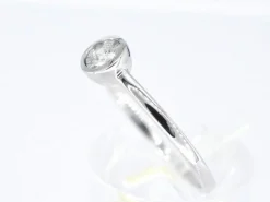 Bague en or blanc avec un diamant taille brillant