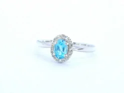 Bague en or blanc avec une topaze bleue et des diamants naturels