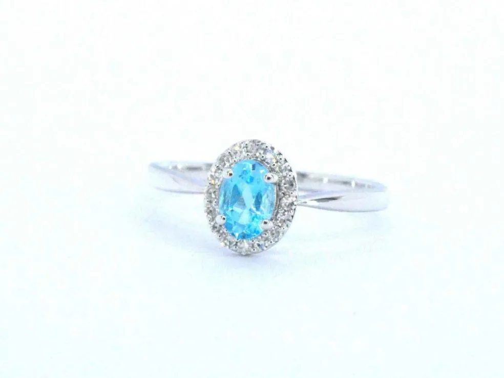 Bague en or blanc avec une topaze bleue et des diamants naturels
