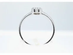 Bague en or blanc avec un diamant taille brillant en forme de coeur