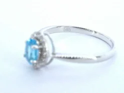 Bague en or blanc avec une topaze bleue et des diamants naturels
