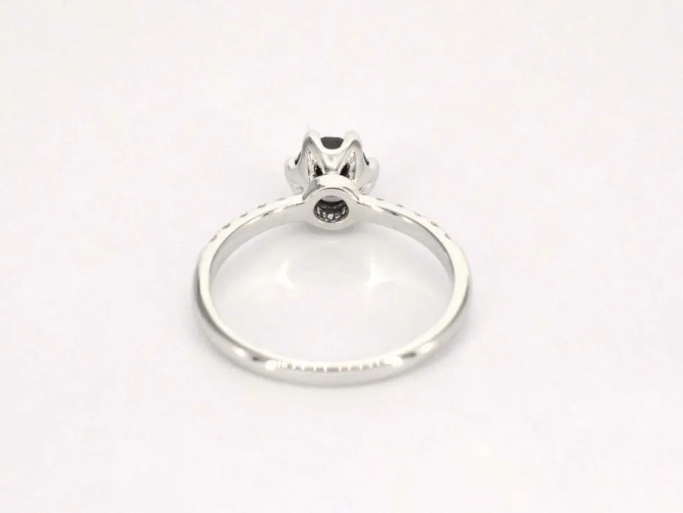 Bague en or blanc avec un diamant noir taille brillant et des diamants blancs