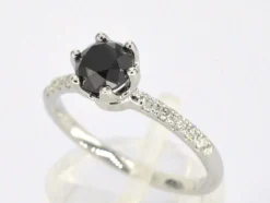 Bague en or blanc avec un diamant noir taille brillant et des diamants blancs