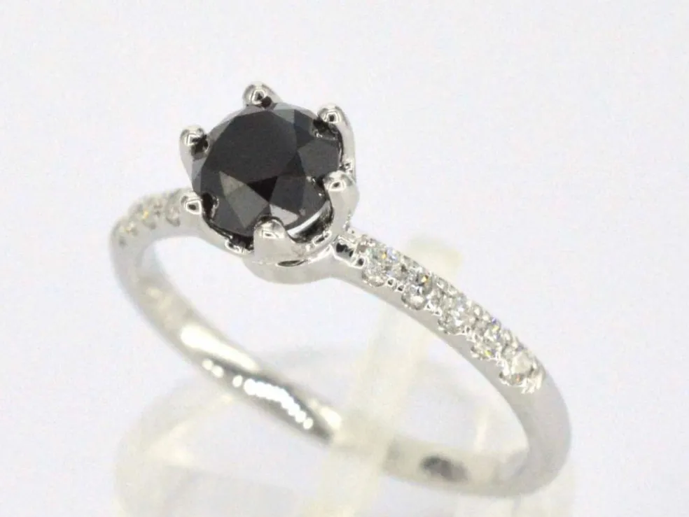 Bague en or blanc avec un diamant noir taille brillant et des diamants blancs