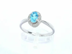Bague en or blanc avec une topaze bleue et des diamants naturels