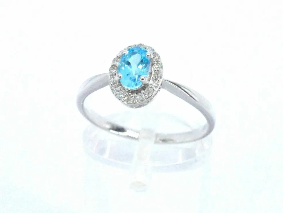 Bague en or blanc avec une topaze bleue et des diamants naturels