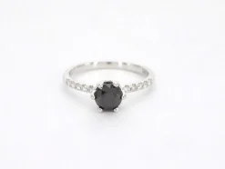 Bague en or blanc avec un diamant noir taille brillant et des diamants blancs