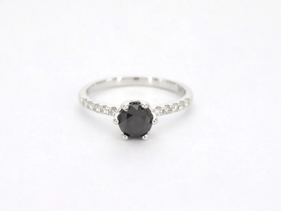 Bague en or blanc avec un diamant noir taille brillant et des diamants blancs