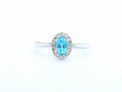 Bague en or blanc avec une topaze bleue et des diamants naturels