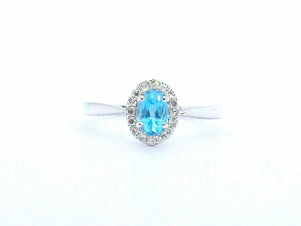 Bague en or blanc avec une topaze bleue et des diamants naturels