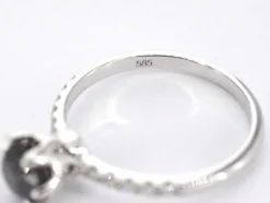 Bague en or blanc avec un diamant noir taille brillant et des diamants blancs