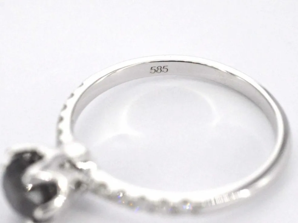 Bague en or blanc avec un diamant noir taille brillant et des diamants blancs