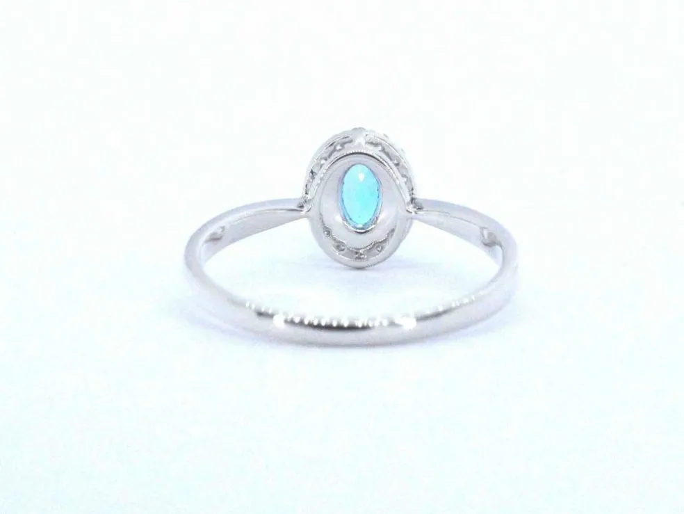 Bague en or blanc avec une topaze bleue et des diamants naturels