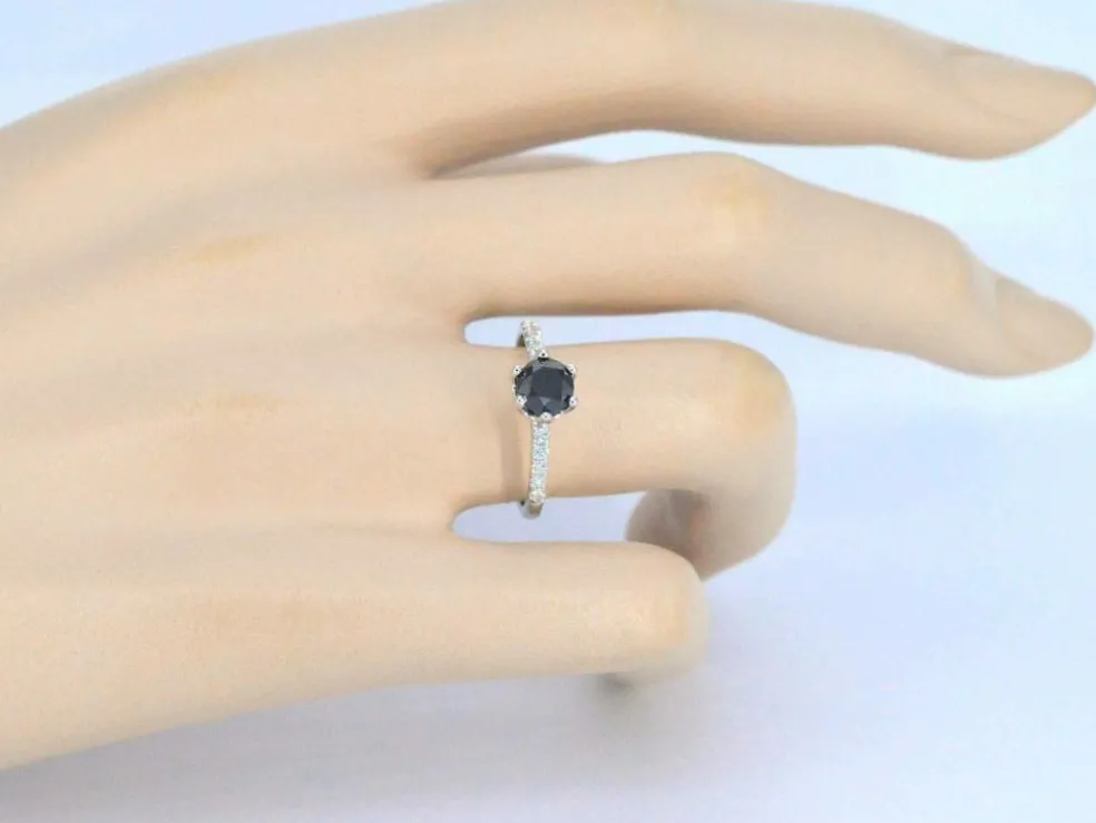 Bague en or blanc avec un diamant noir taille brillant et des diamants blancs