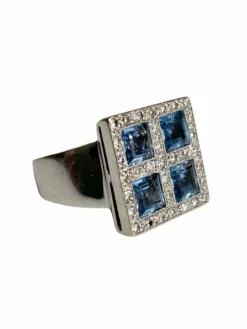 Bague en or blanc carrée, sertie de quatre aigue-marine et diamants