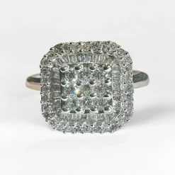 bague en or blanc 18ct sertie d'un pavage de diamants
