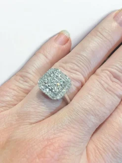 bague en or blanc 18ct sertie d'un pavage de diamants